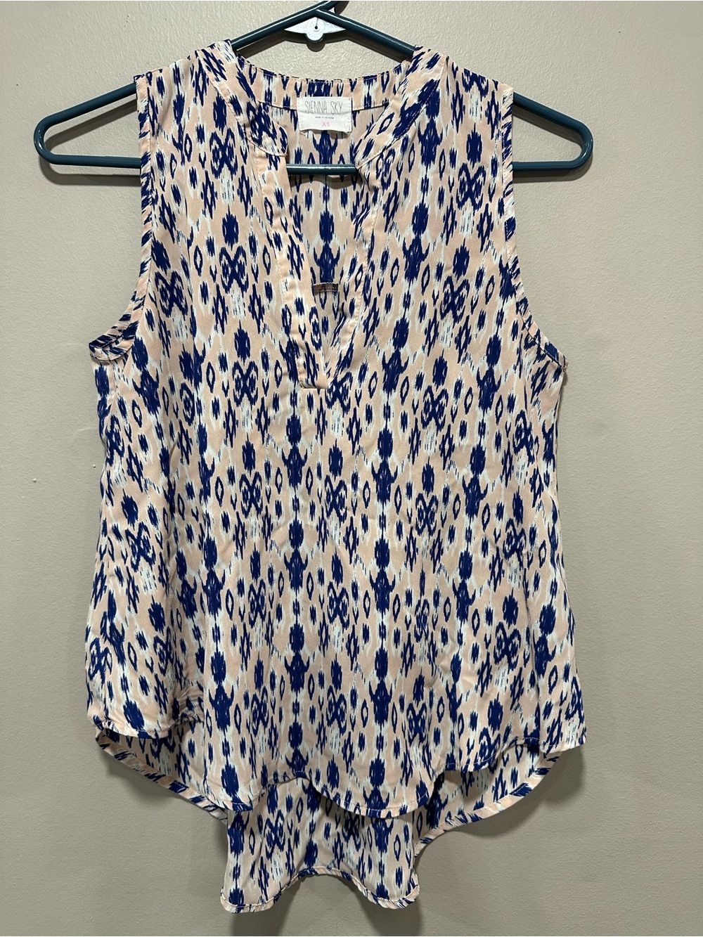 Sienna Sky Sleeveless V-Neck Ikat Print Blouse High-Low Hem Peach & Navy Size XS